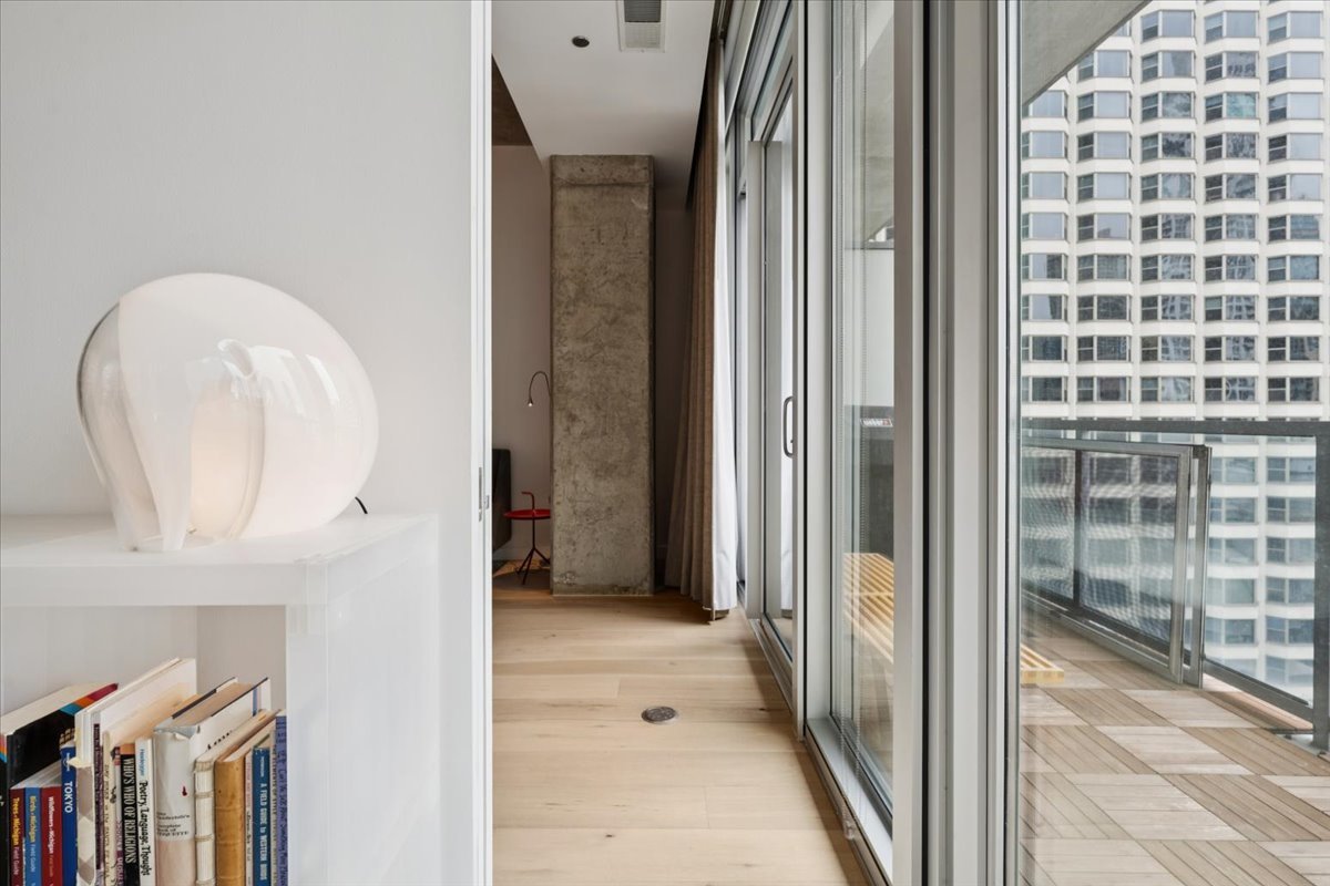 550 N Saint Clair Street Unit: 1508