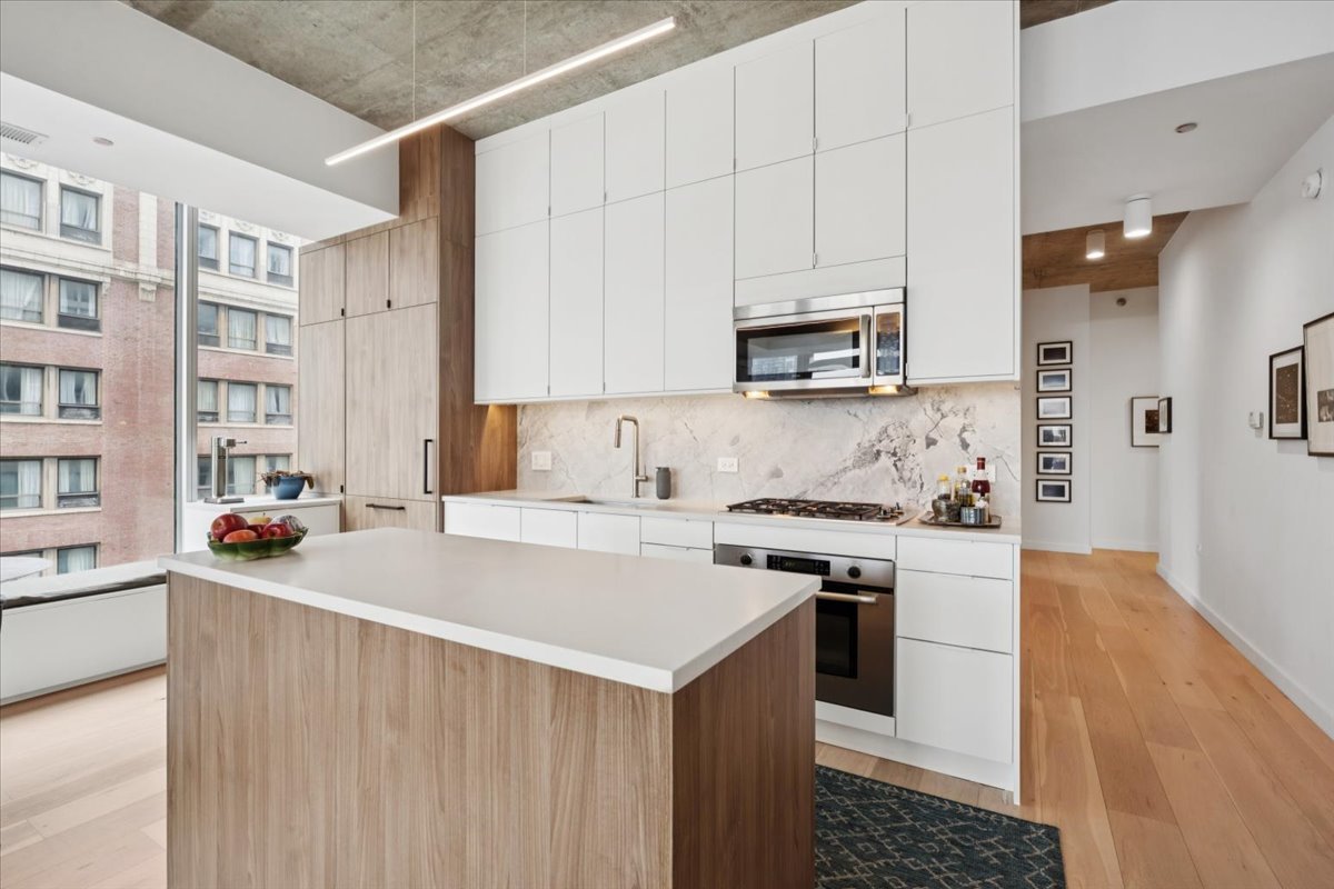 550 N Saint Clair Street Unit: 1508