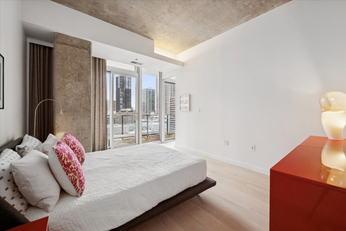 550 N Saint Clair Street Unit: 1508