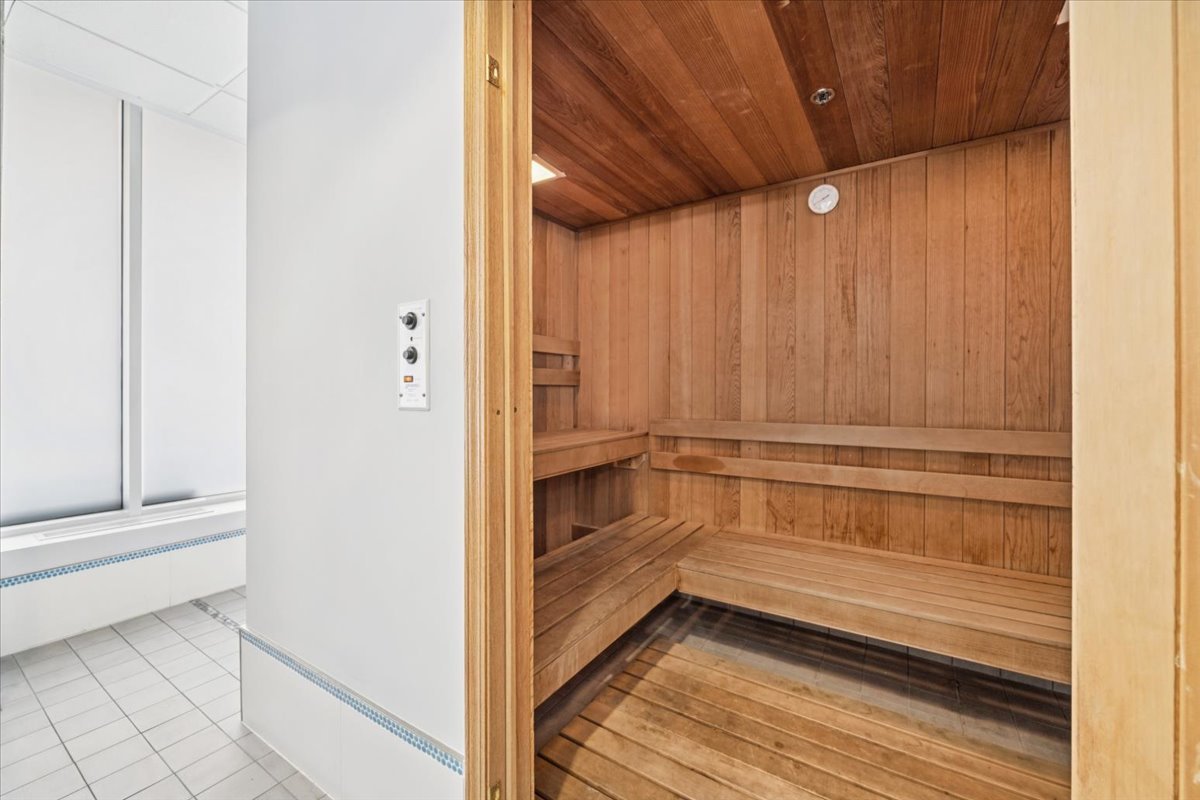 550 N Saint Clair Street Unit: 1508