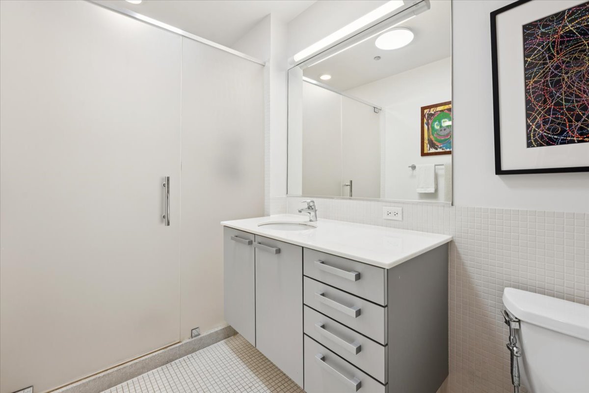 550 N Saint Clair Street Unit: 1508