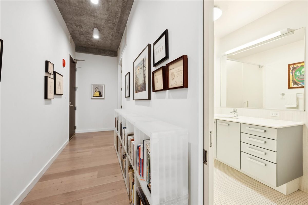 550 N Saint Clair Street Unit: 1508