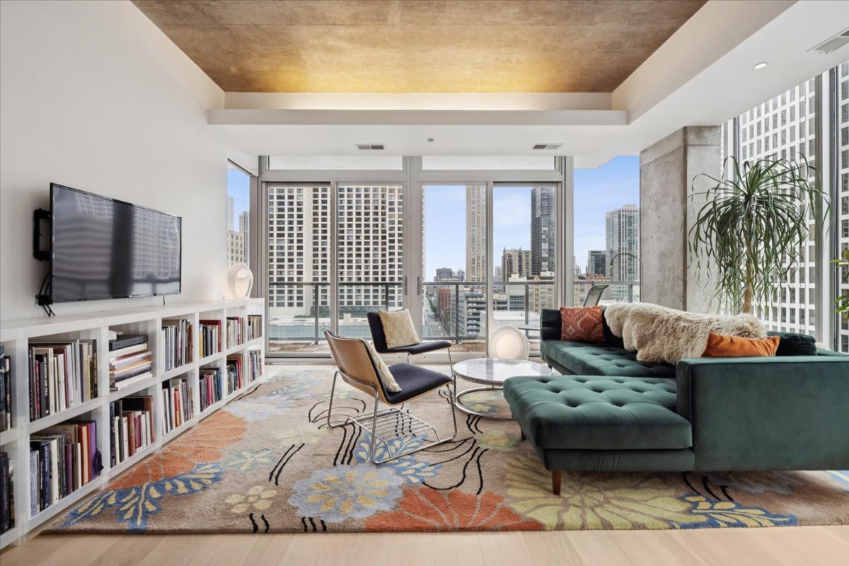 550 N Saint Clair Street Unit: 1508