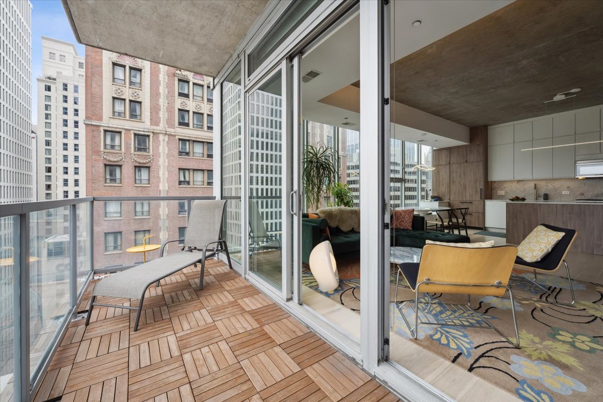 550 N Saint Clair Street Unit: 1508