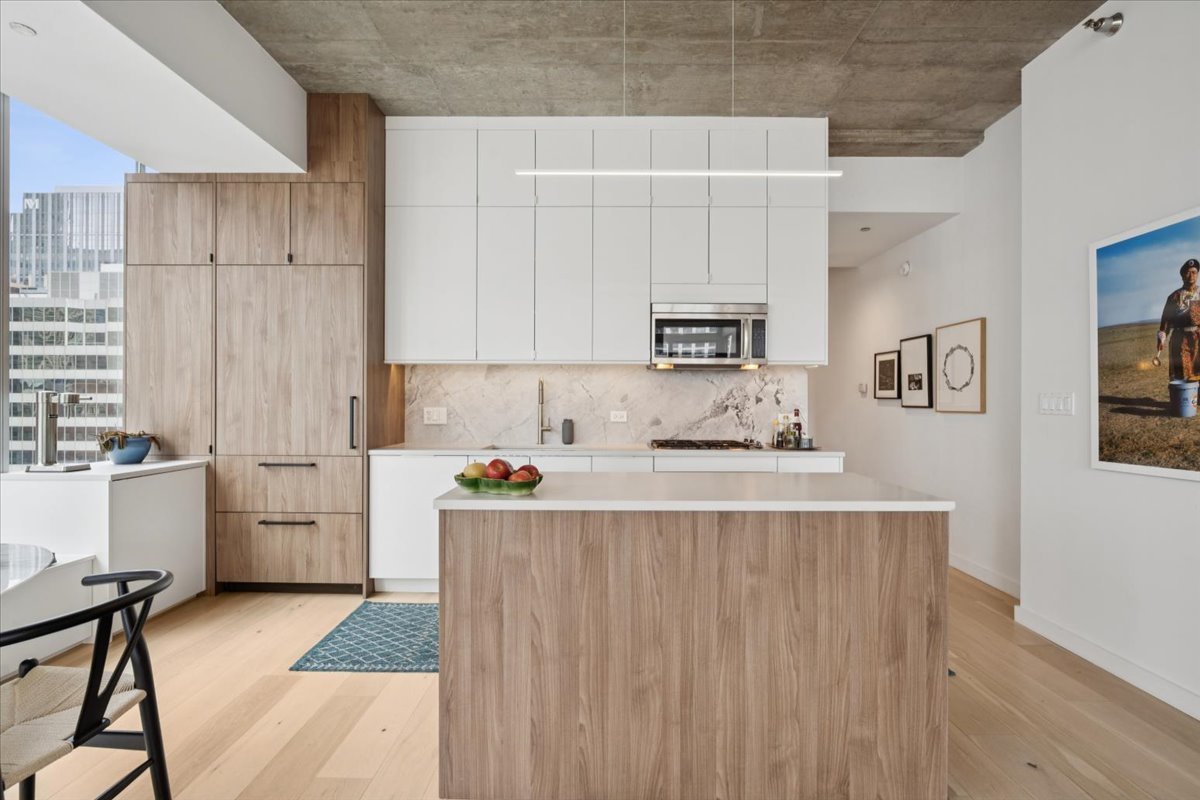 550 N Saint Clair Street Unit: 1508