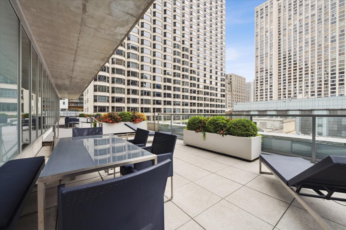 550 N Saint Clair Street Unit: 1508