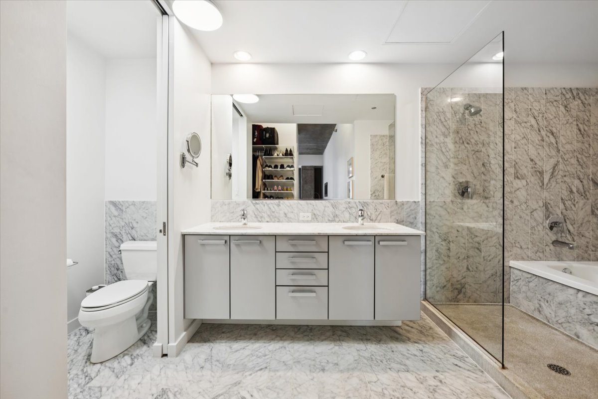 550 N Saint Clair Street Unit: 1508