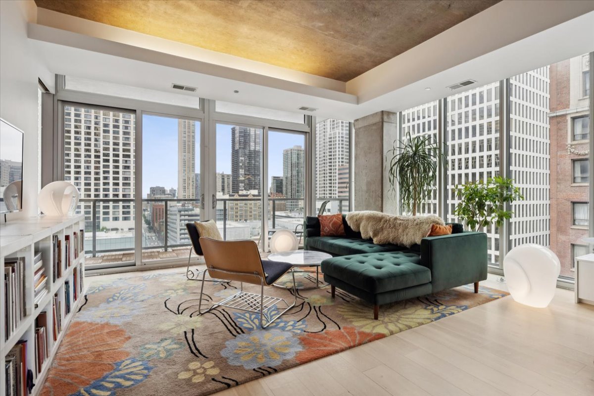 550 N Saint Clair Street Unit: 1508