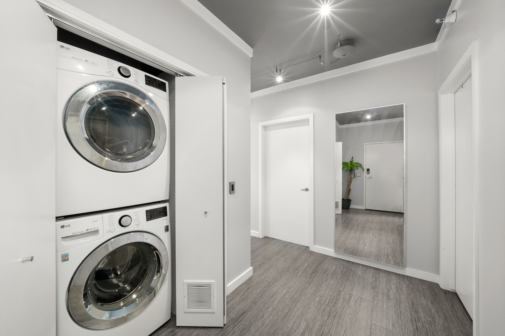860 W Blackhawk Street Unit: 1807