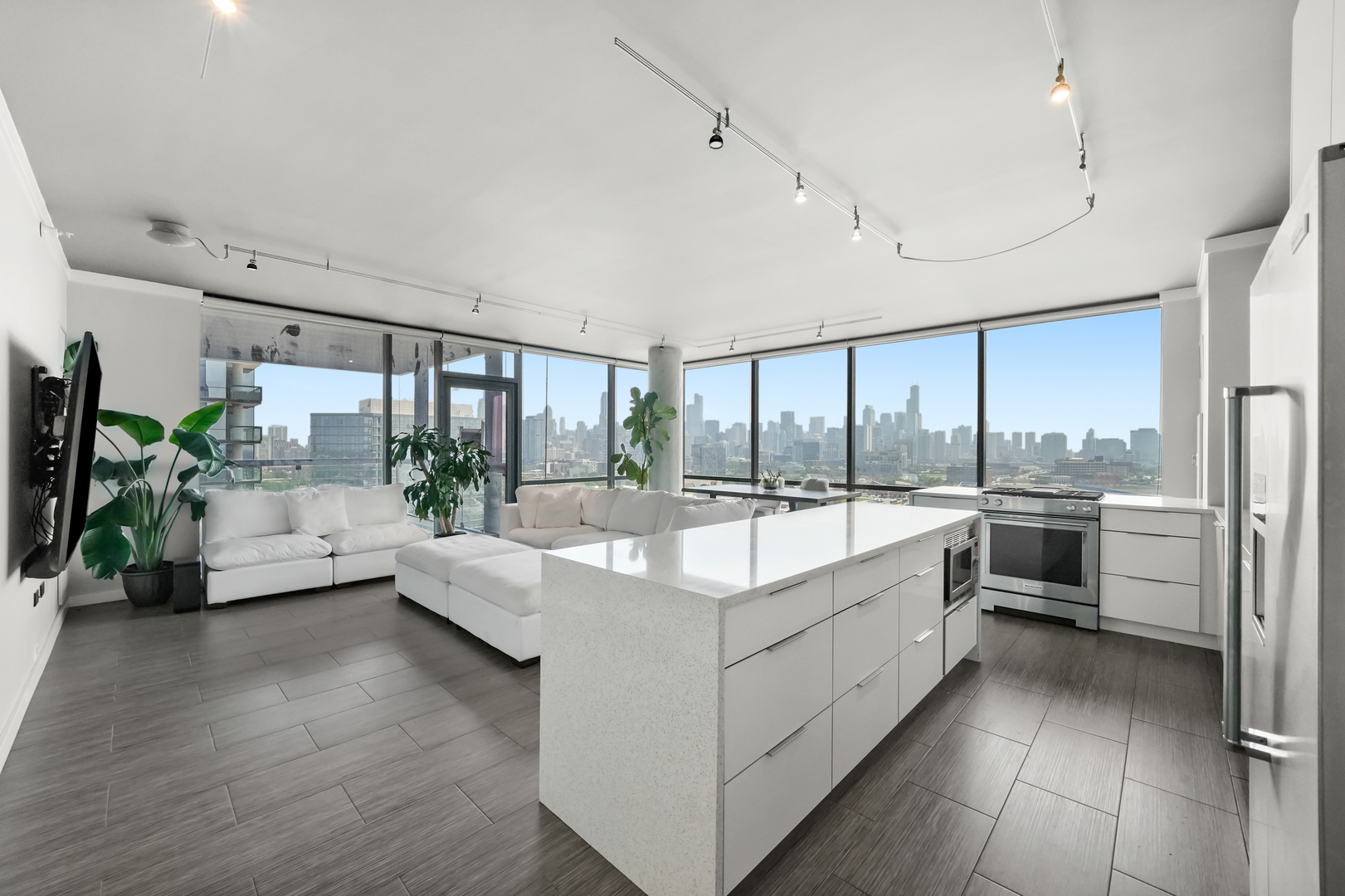 860 W Blackhawk Street Unit: 1807
