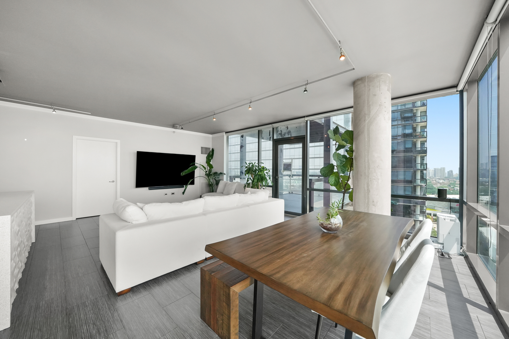 860 W Blackhawk Street Unit: 1807