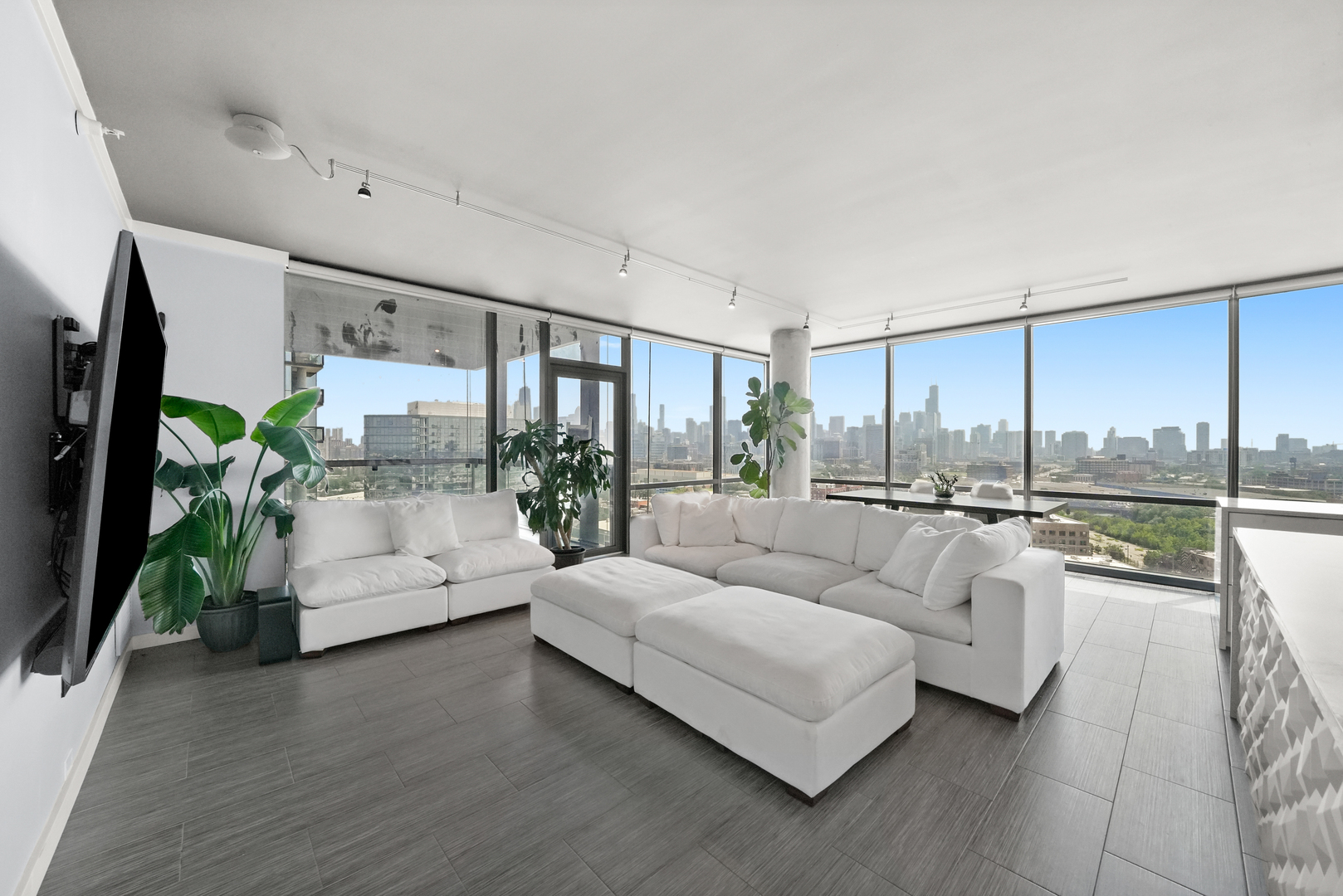 860 W Blackhawk Street Unit: 1807