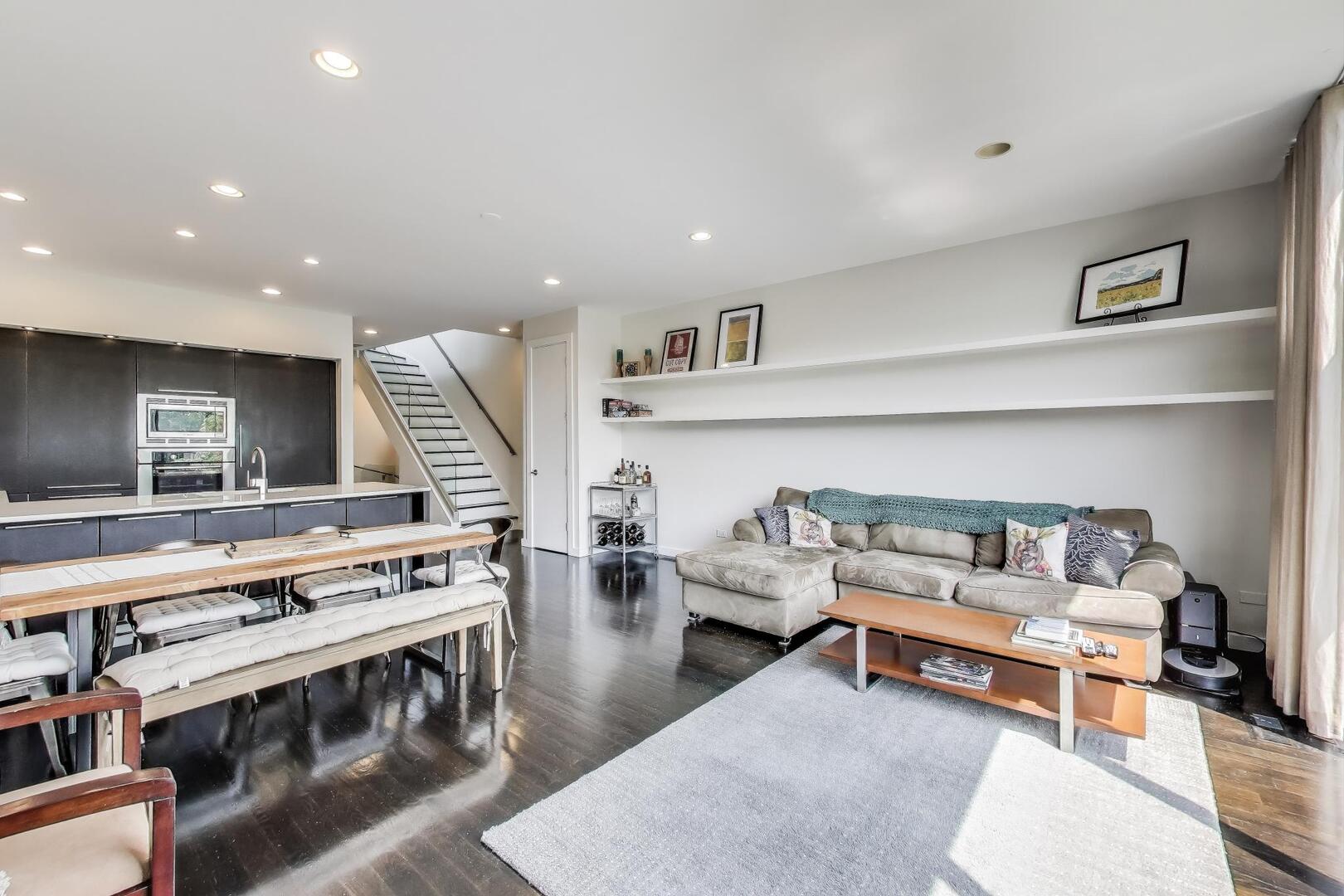 1028 N Hermitage Avenue Unit: 3