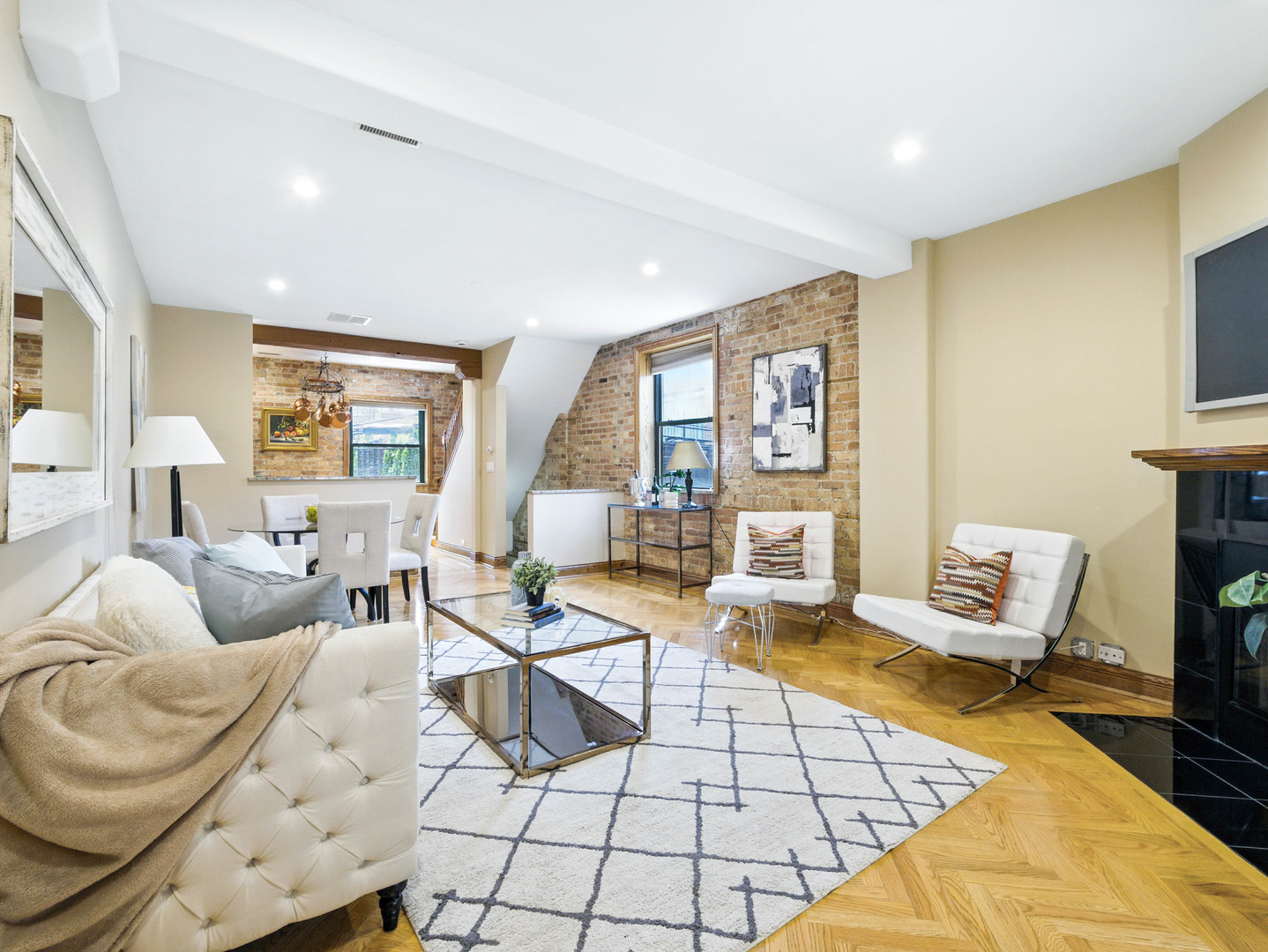 1013 W WEBSTER Avenue Unit: 5