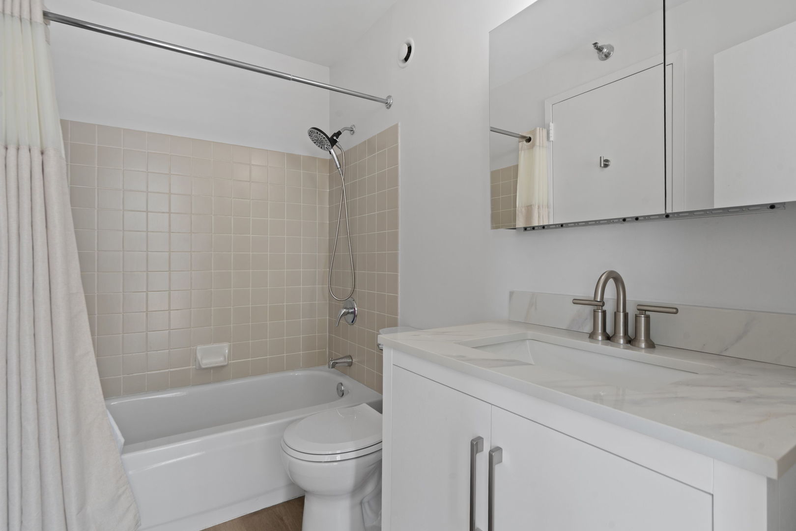 1122 N Clark Street Unit: 1010