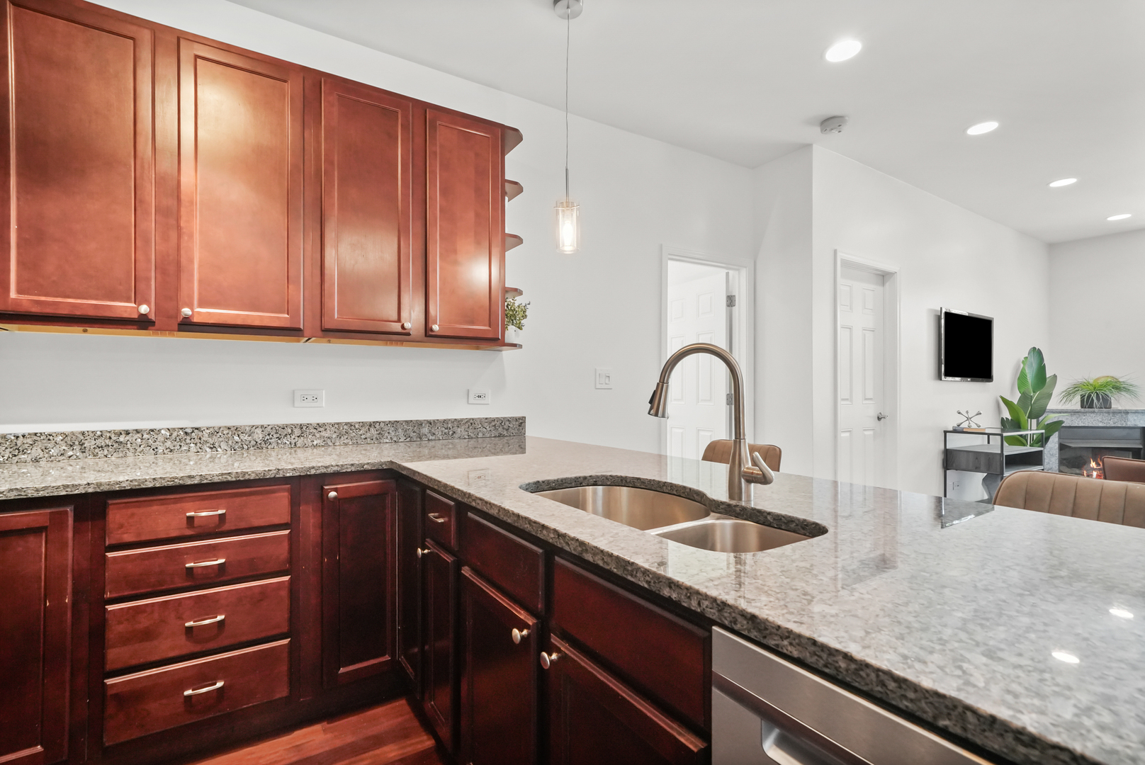 3901 N TROY Street Unit: 2