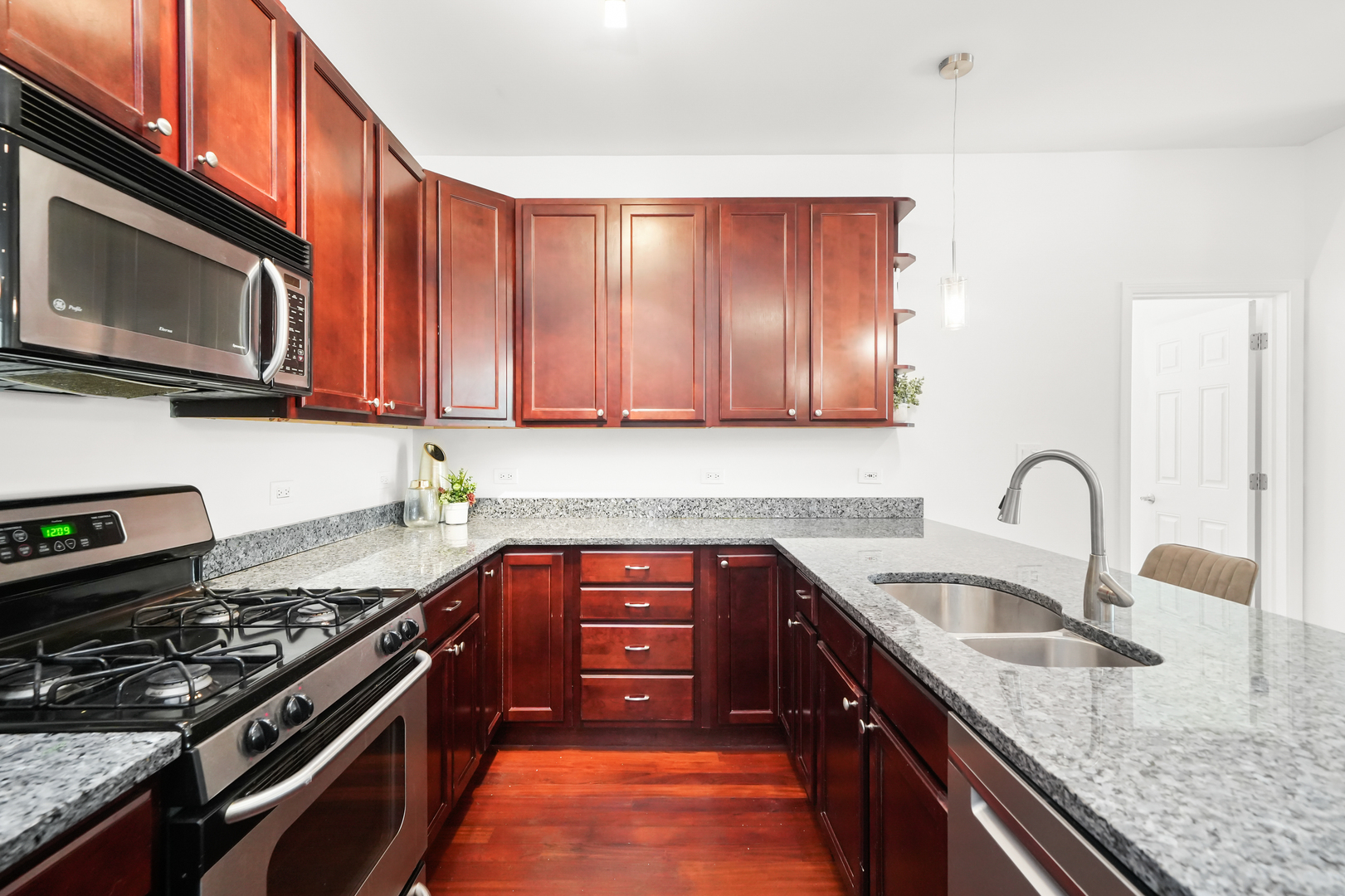 3901 N TROY Street Unit: 2