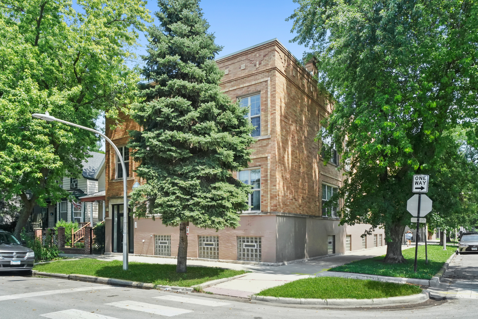 3901 N TROY Street Unit: 2