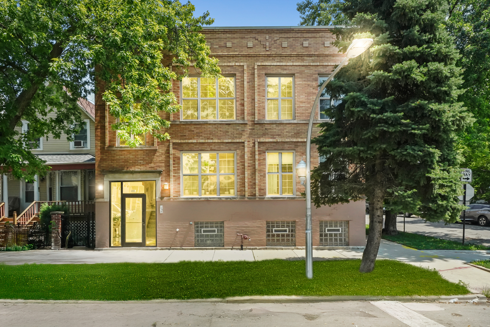 3901 N TROY Street Unit: 2