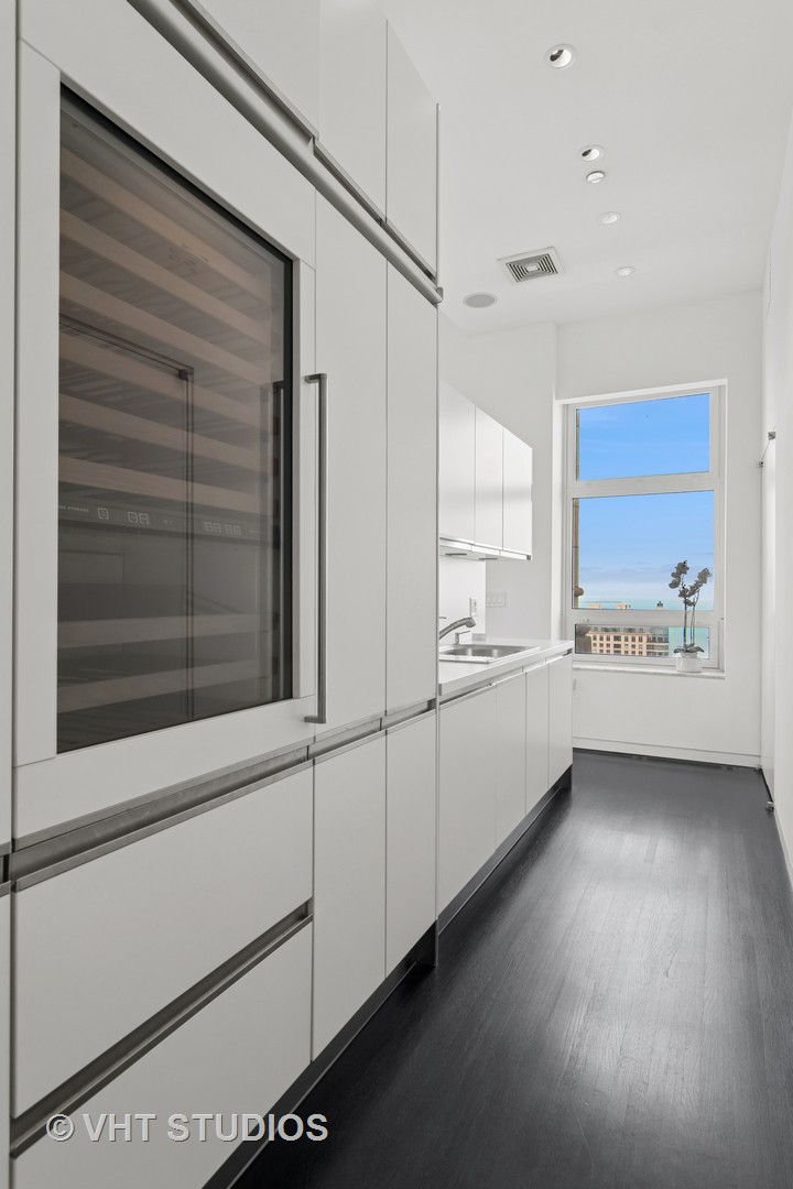 680 N Lake Shore Drive Unit: 2800