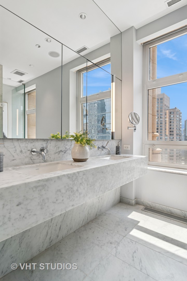 680 N Lake Shore Drive Unit: 2800