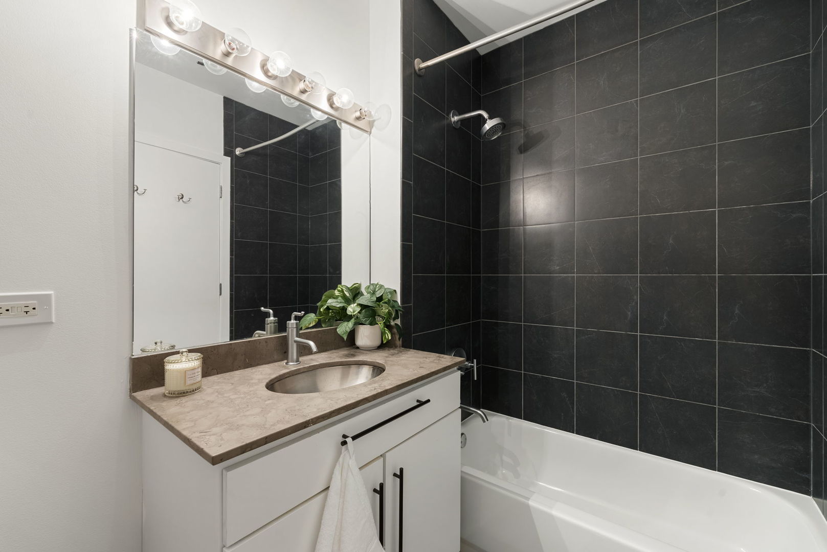 700 N Larrabee Street Unit: 2010