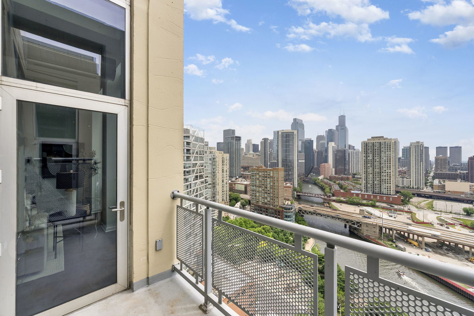 700 N Larrabee Street Unit: 2010