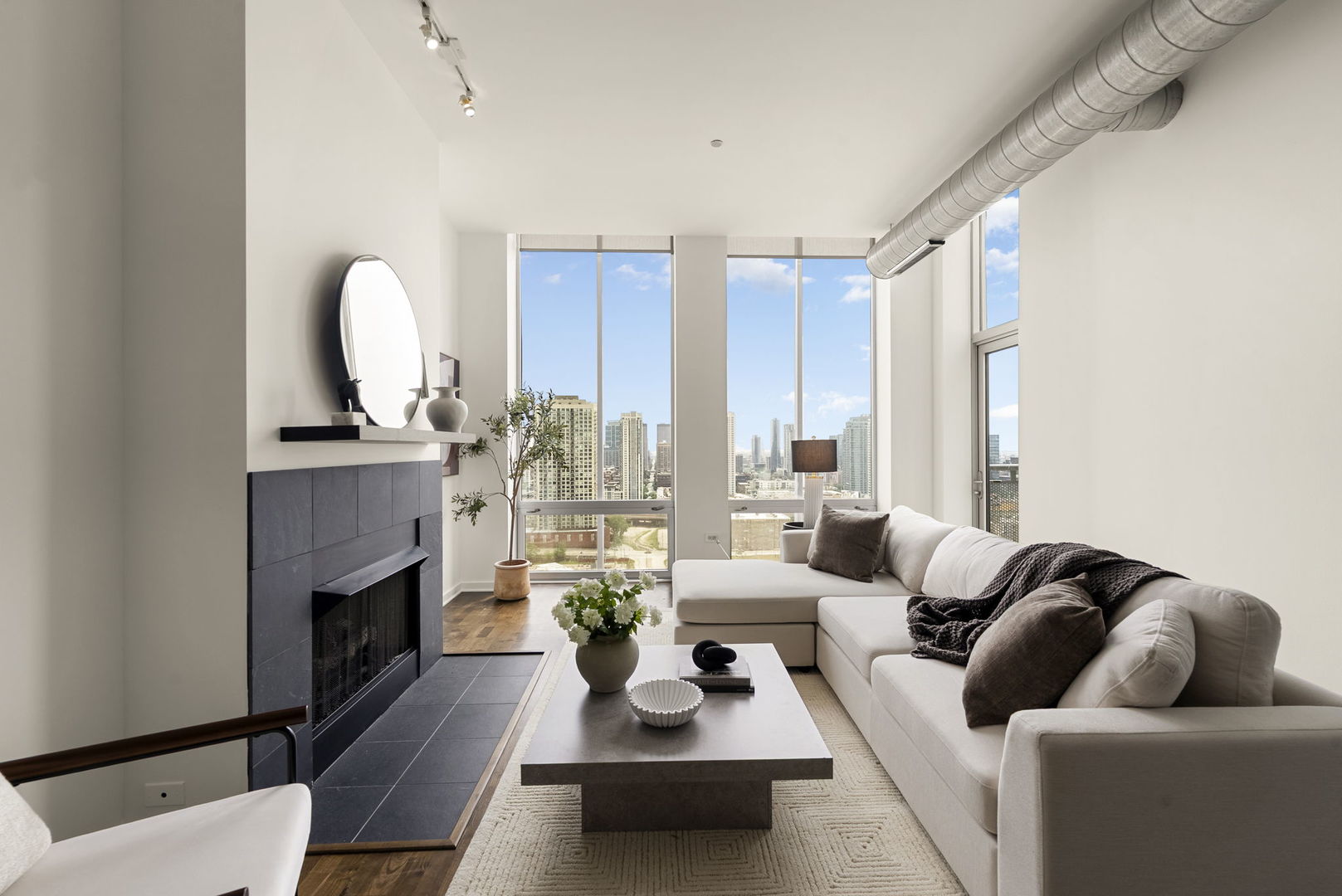 700 N Larrabee Street Unit: 2010