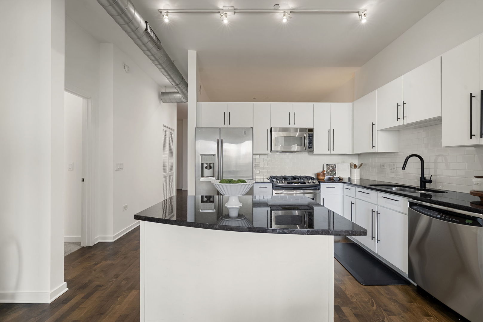 700 N Larrabee Street Unit: 2010