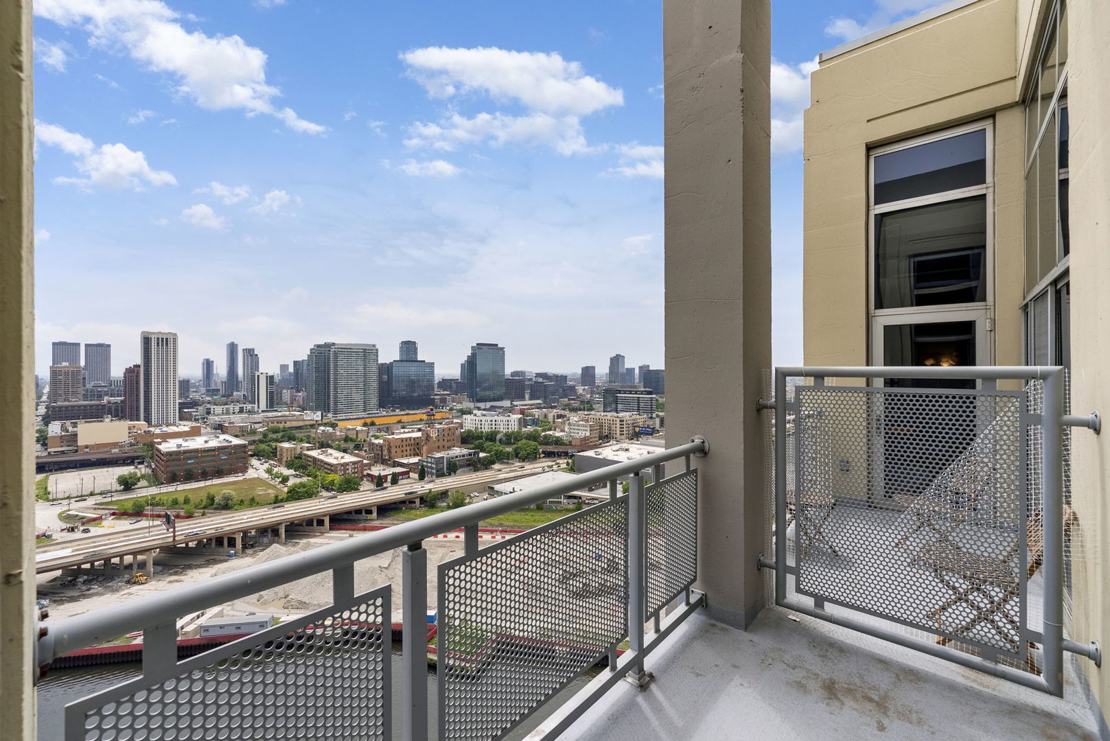 700 N Larrabee Street Unit: 2010