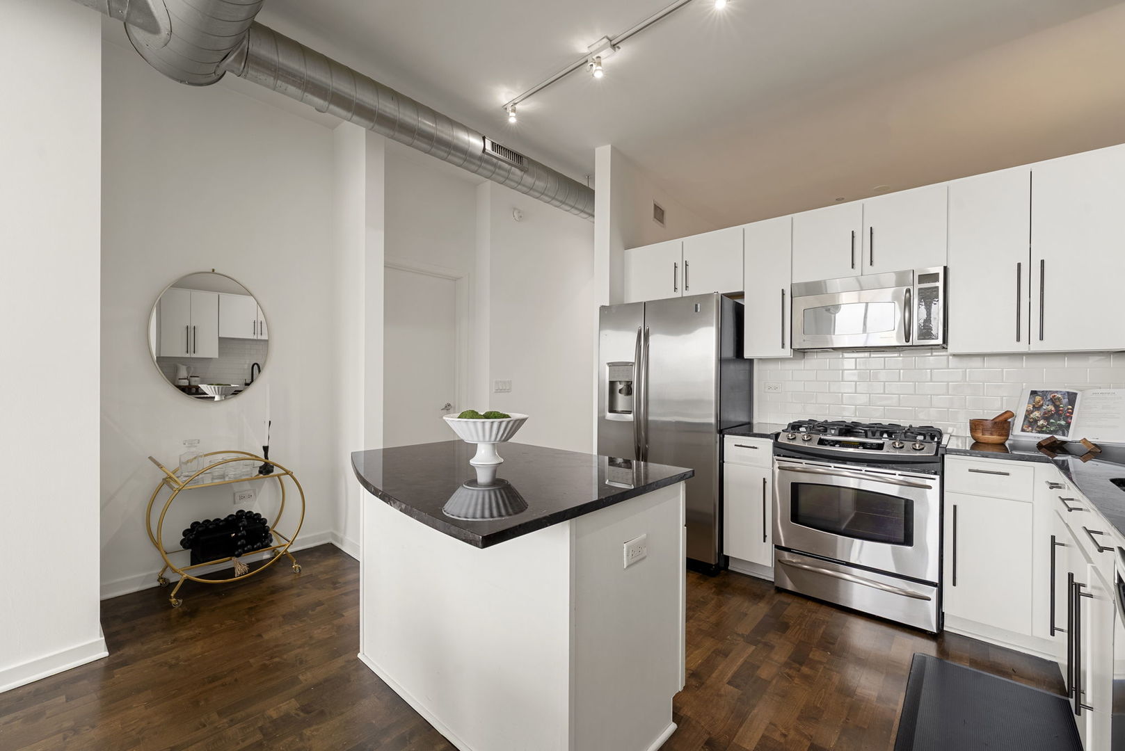 700 N Larrabee Street Unit: 2010