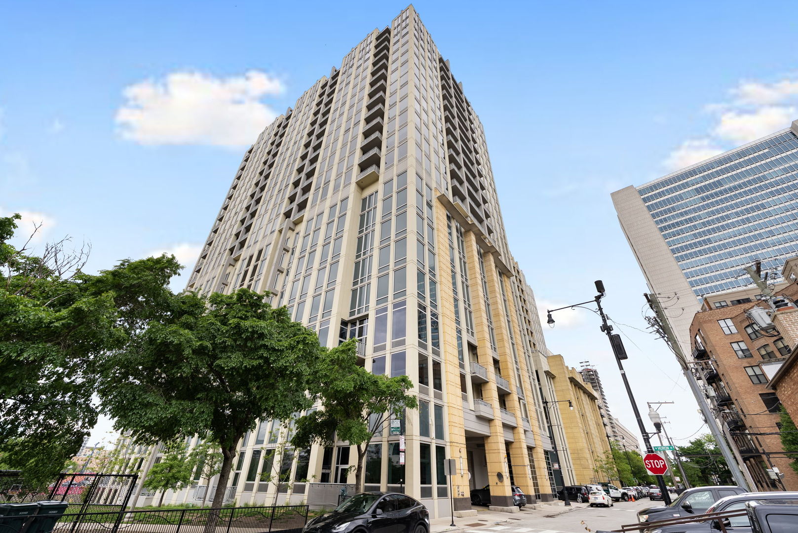 700 N Larrabee Street Unit: 2010