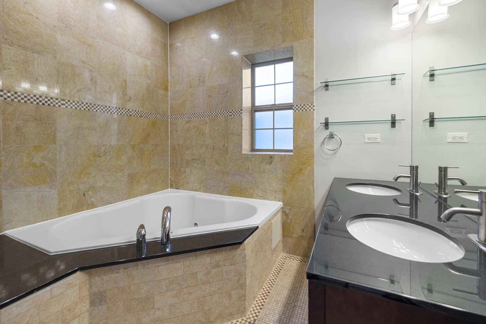 4725 N Sheridan Road Unit: 4C