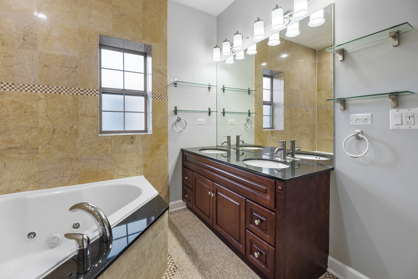 4725 N Sheridan Road Unit: 4C