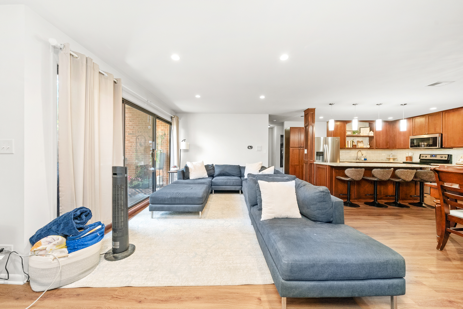 709 W 79TH Street Unit: 204