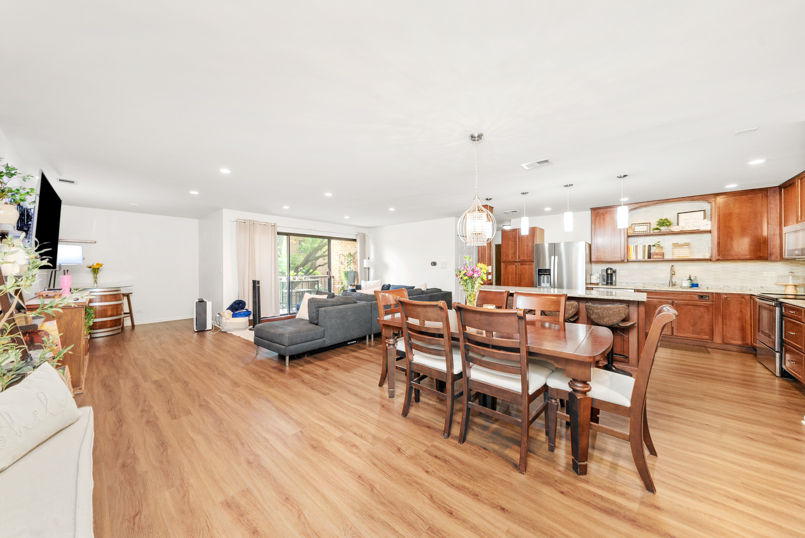 709 W 79TH Street Unit: 204