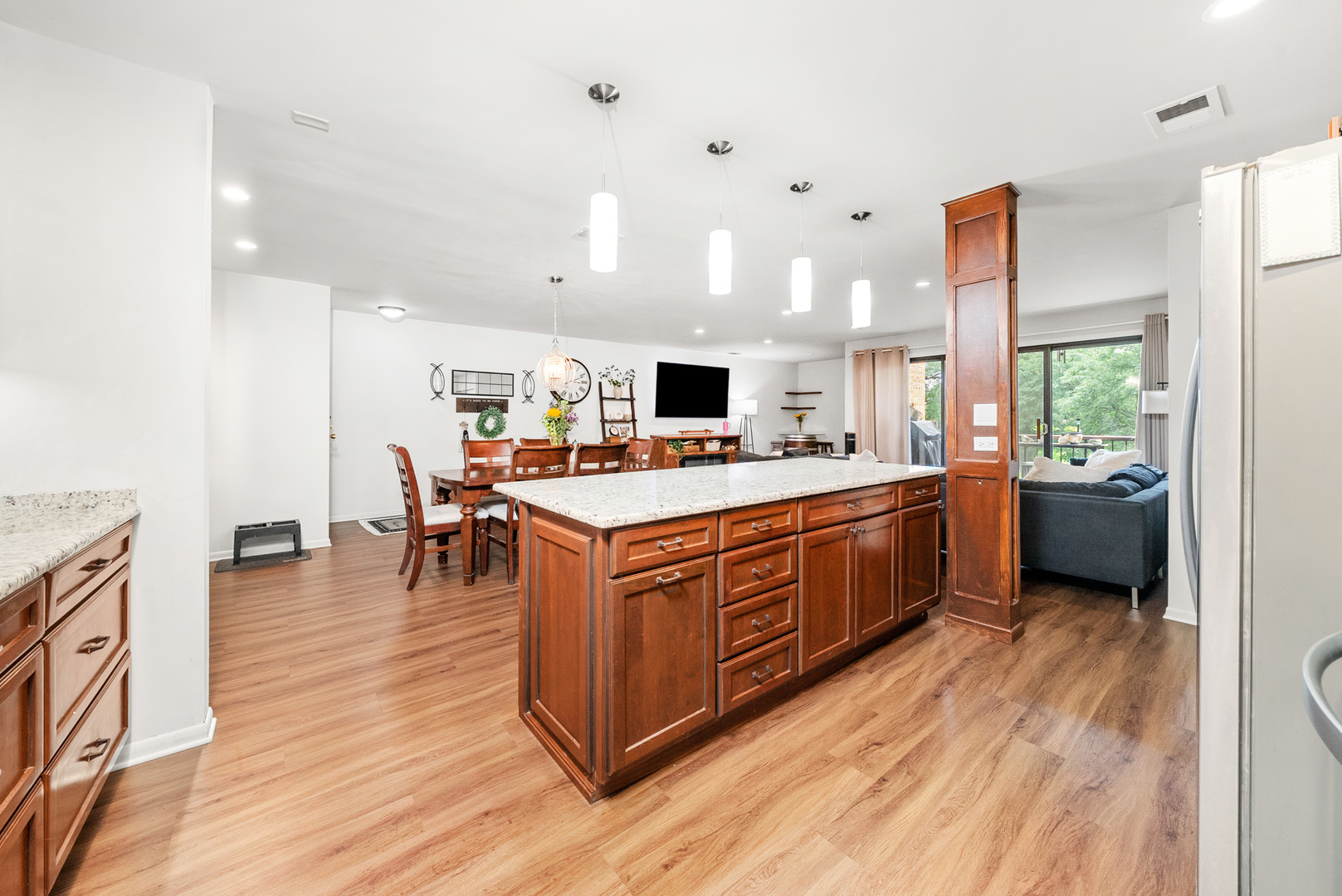 709 W 79TH Street Unit: 204