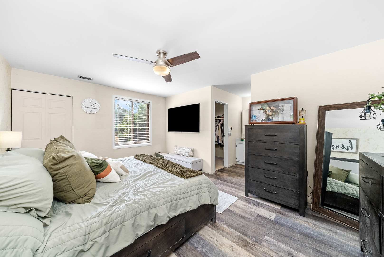 709 W 79TH Street Unit: 204