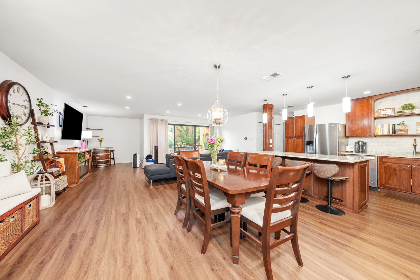 709 W 79TH Street Unit: 204