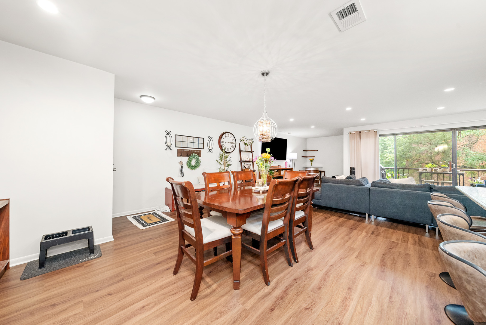 709 W 79TH Street Unit: 204