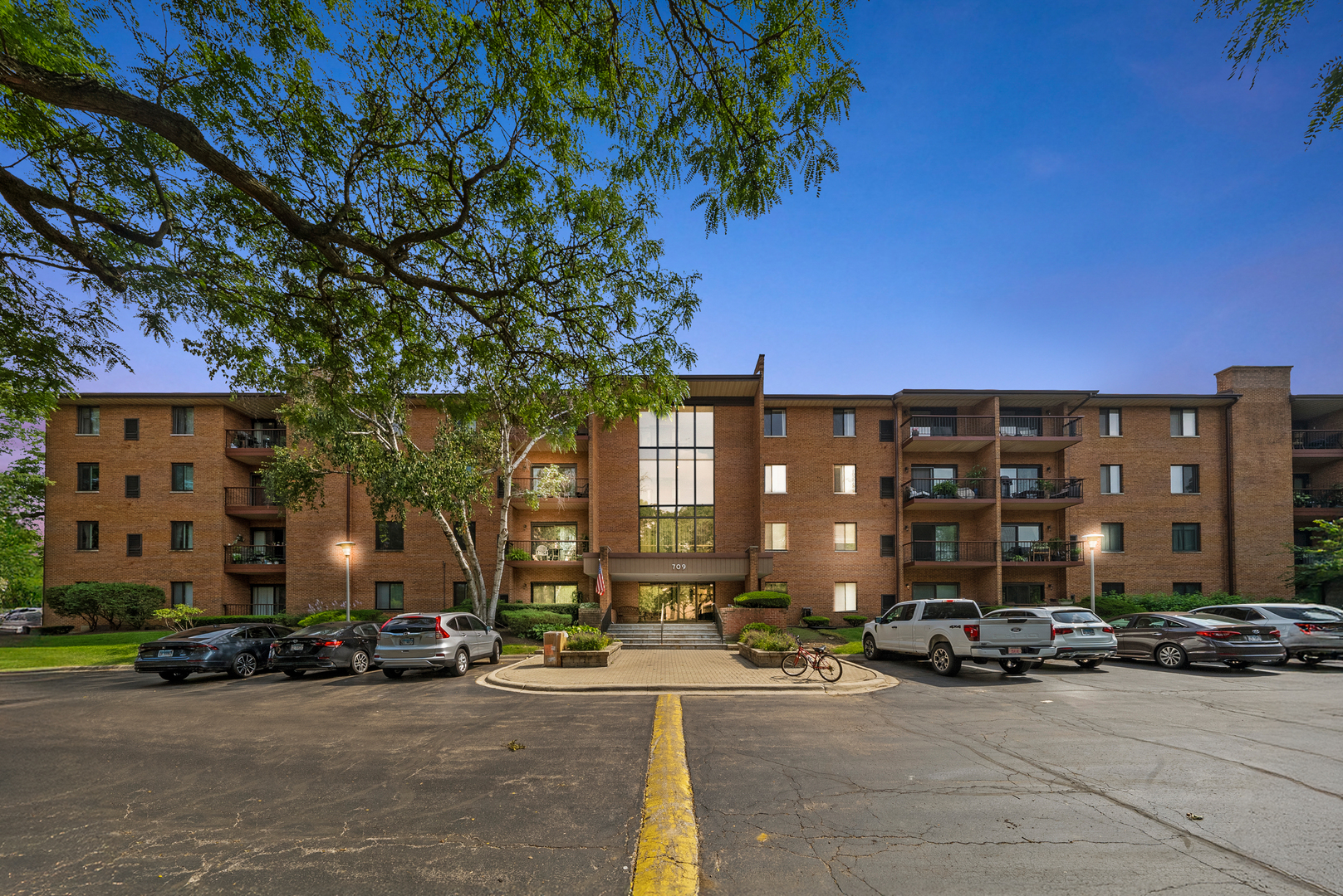 709 W 79TH Street Unit: 204
