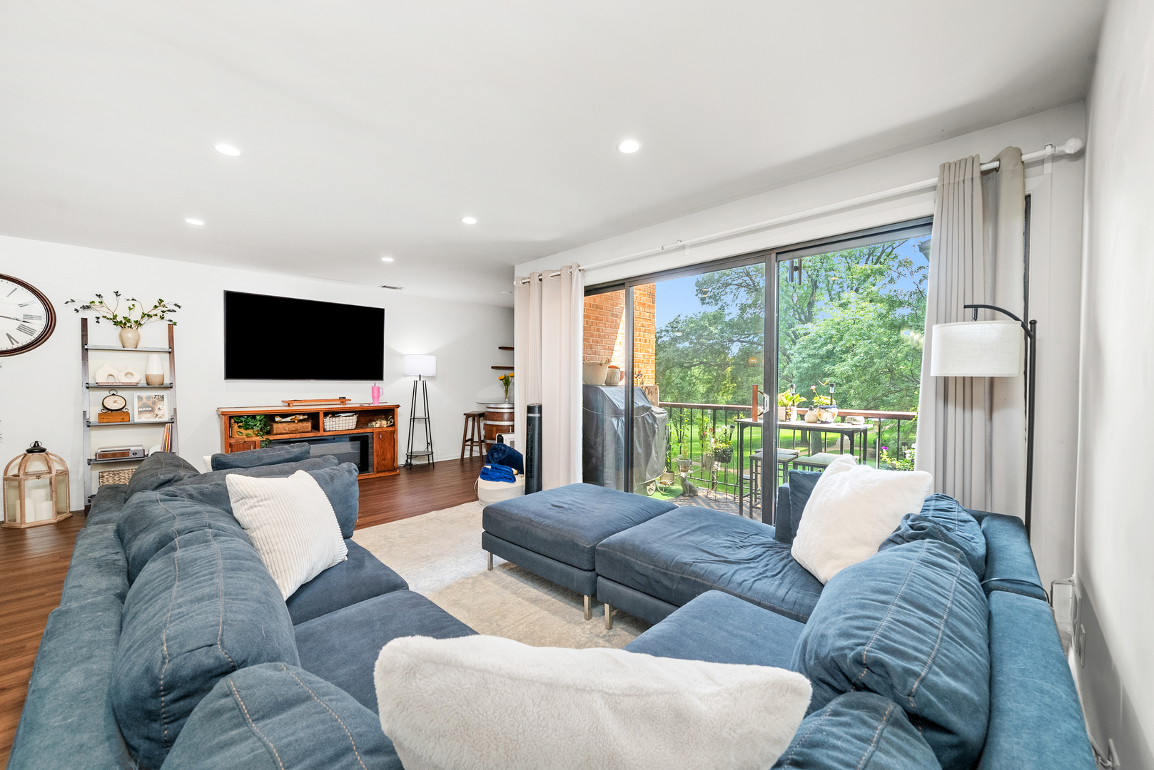 709 W 79TH Street Unit: 204