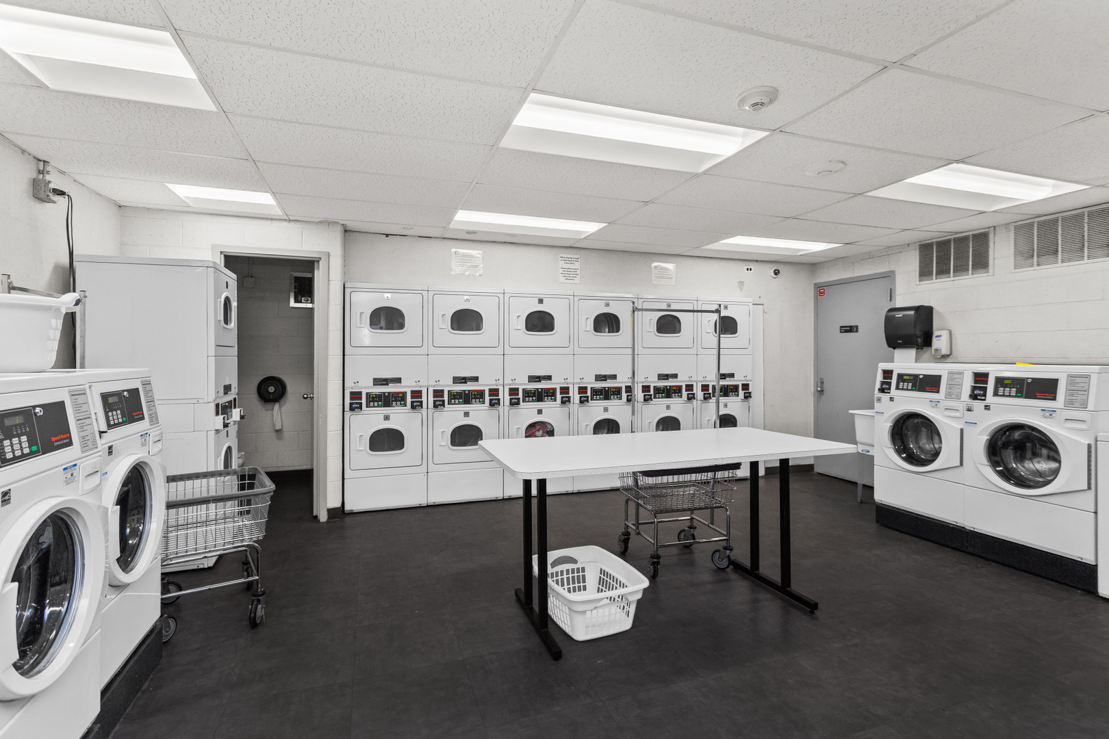 1850 N Clark Street Unit: 2702