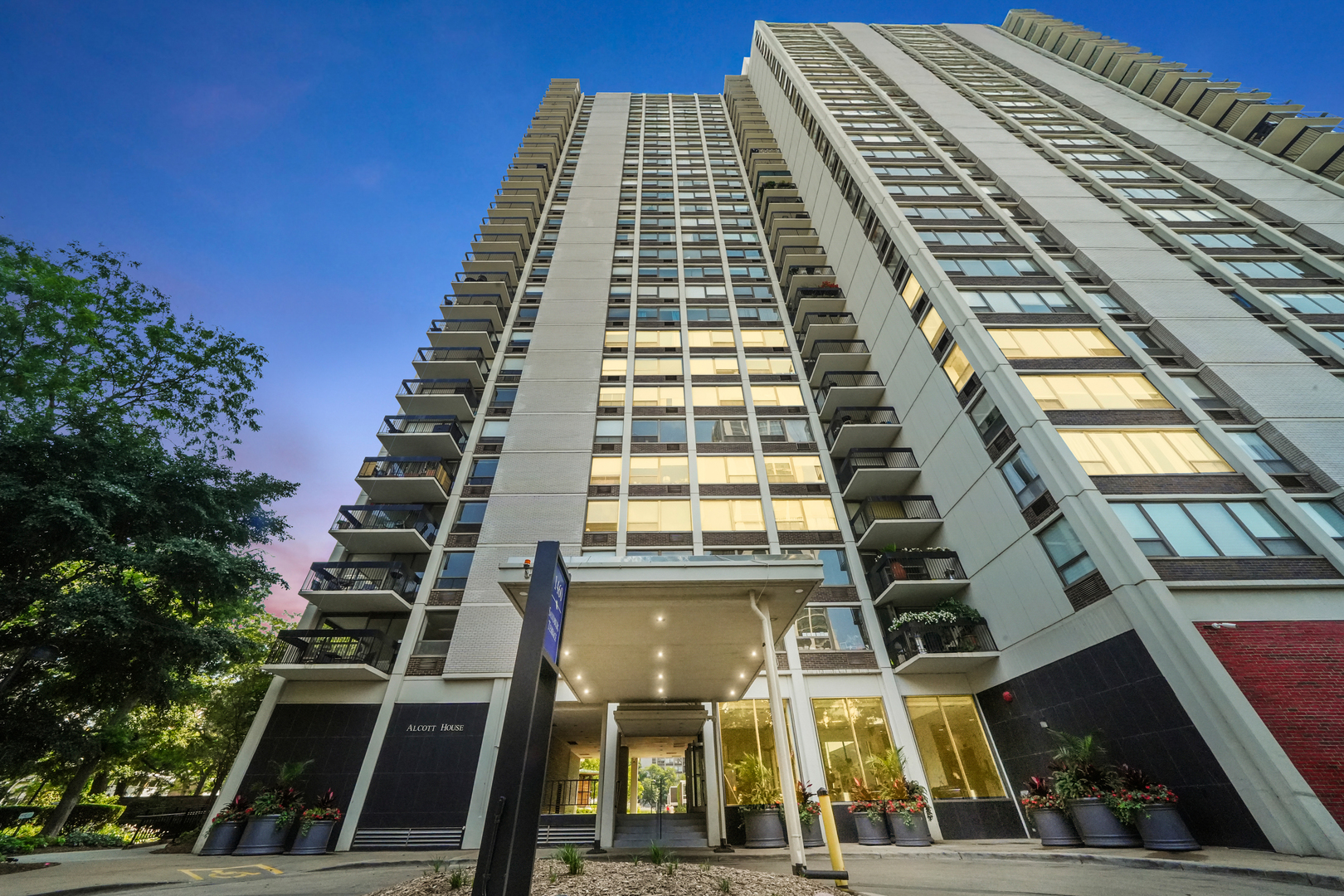 1460 N Sandburg Terrace Unit: 808A