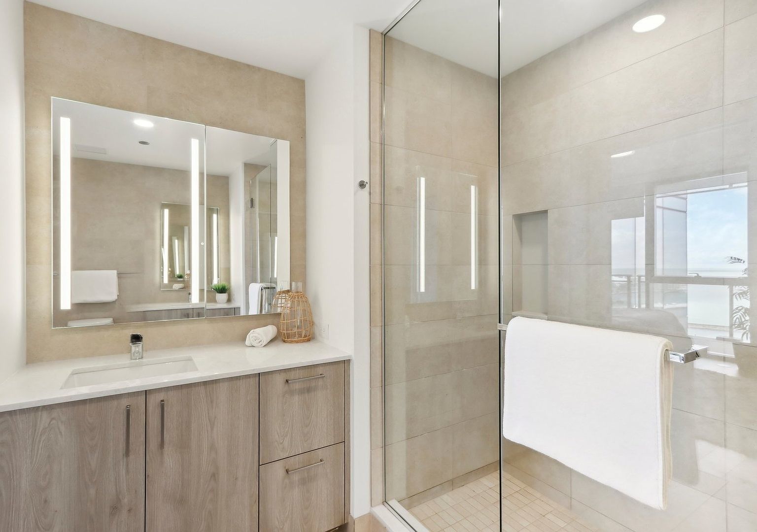 211 N Harbor Drive Unit: 1008