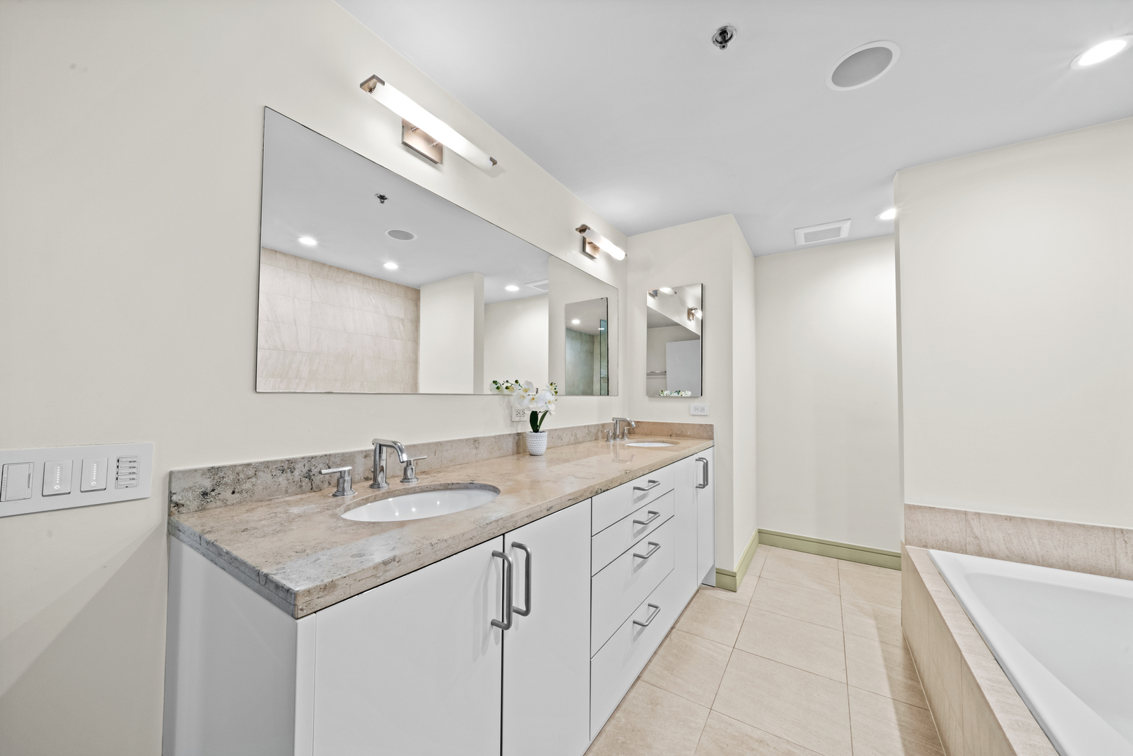 550 W Wellington Avenue Unit: 3E