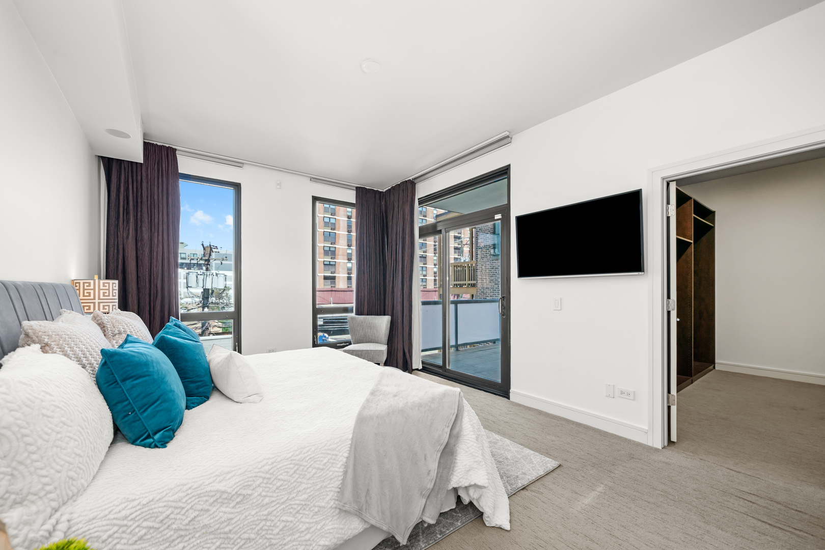 550 W Wellington Avenue Unit: 3E