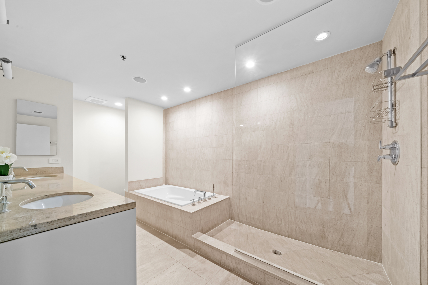 550 W Wellington Avenue Unit: 3E