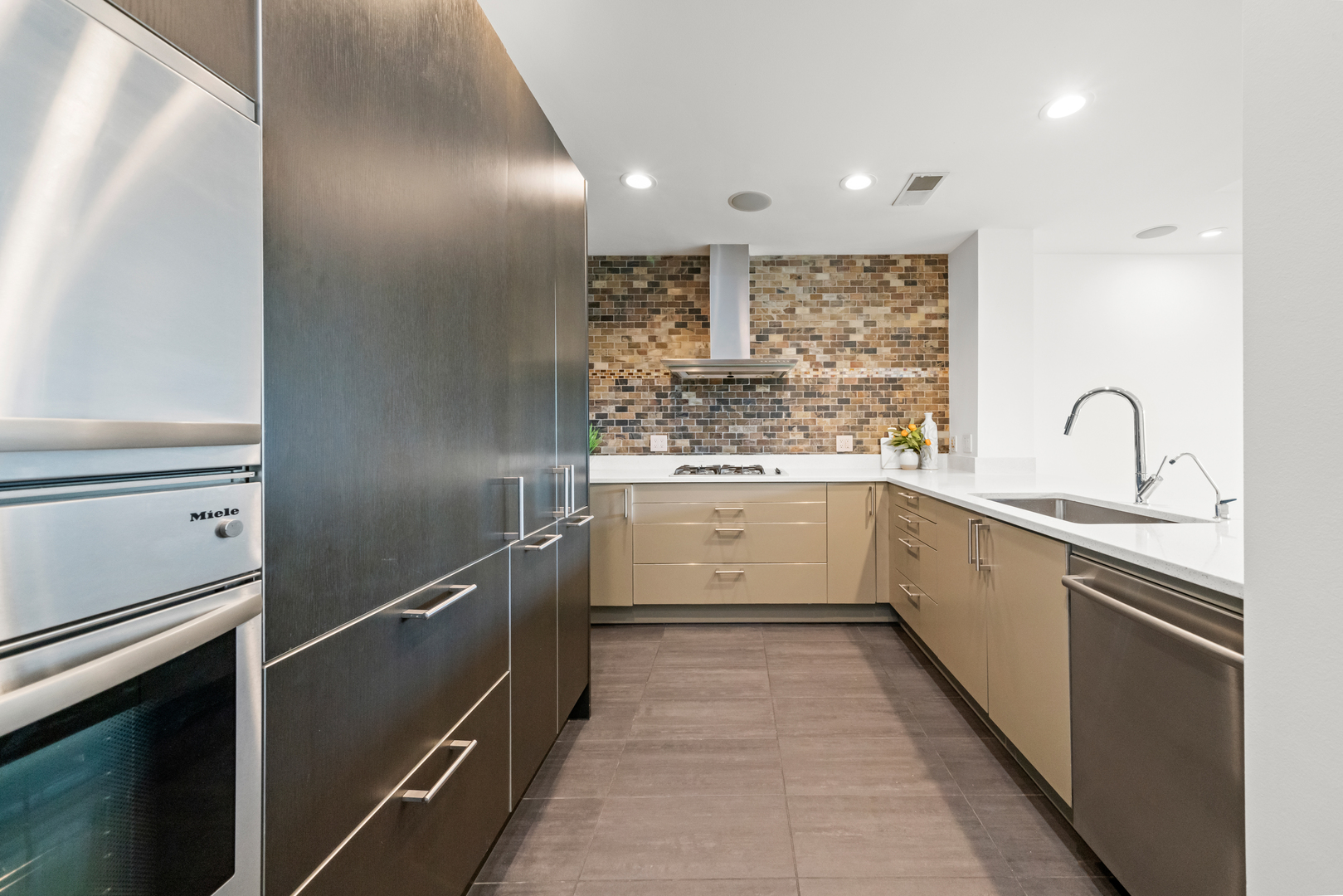 550 W Wellington Avenue Unit: 3E