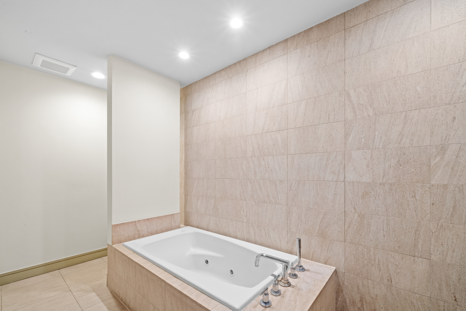 550 W Wellington Avenue Unit: 3E